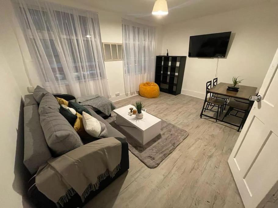 Stunning 2 Bedroom On Tower Bridge ロンドン エクステリア 写真